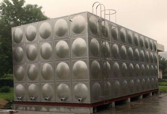 Serbatoio d'acqua in acciaio inossidabile da 120 tonnellate con acqua pulita e materiale di resine