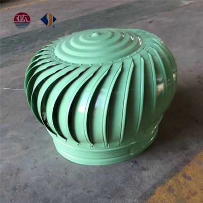 Ventilatore ad estrattoio industriale montato su un muro, fabbricato con corrente elettrica alternata
