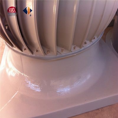 Ventilatore ad estrattoio industriale montato su un muro, fabbricato con corrente elettrica alternata